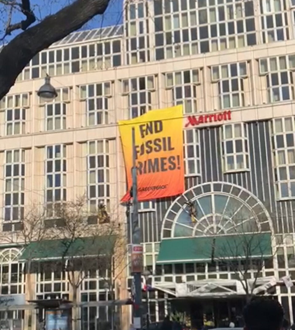 Klima-Rebellen blockieren OMV-Raffinerie in Schwechat