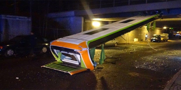 Brücke rasiert Doppeldecker-Dach ab