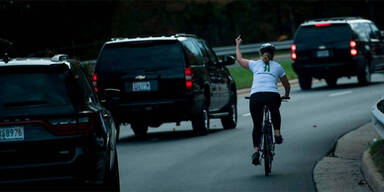 Radlerin zeigt Trump Stinkefinger - und wird jetzt reich