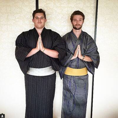 Arnold Schwarzeneggers Söhne Patrick & Christopher in Japan