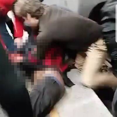 Schlägerei in U6: Männer stürzen vor U-Bahn