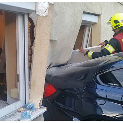 Von Badner Bahn erfasster Pkw brachte Hausmauer zum Einsturz