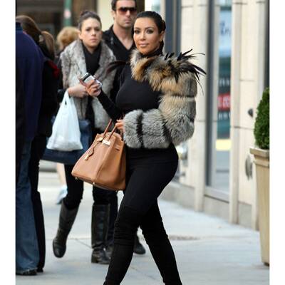 Kim Kardashian besitzt Fell in allen Farben und Variationen