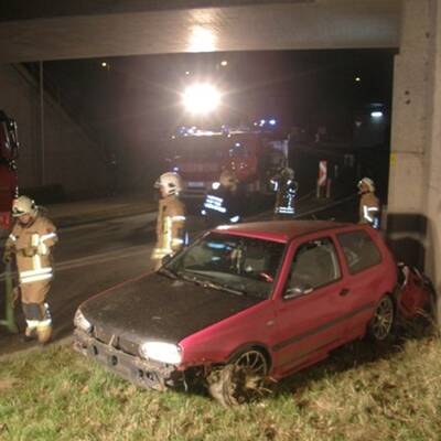 Stehendes Unfallauto