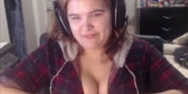 Junge Gamerin erregt mit Busen-Blitzer