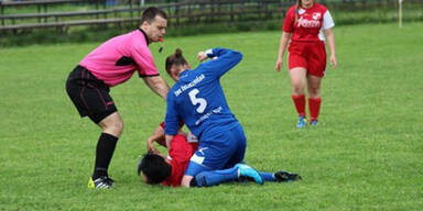 Fu&szlig;ballerin pr&uuml;gelt auf Gegnerin ein