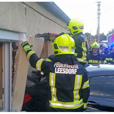 Von Badner Bahn erfasster Pkw brachte Hausmauer zum Einsturz