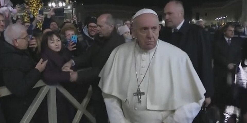 Erzürnter Papst haut einer Gläubigen auf die Finger