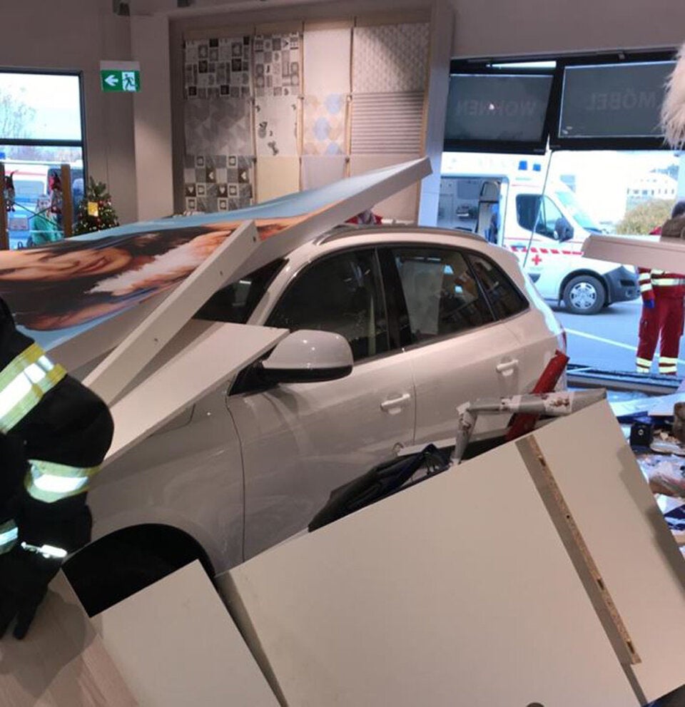 Luxus-BMW-Lenkerin crasht in Tierhandlung