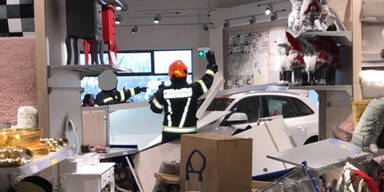 42-j&auml;hrige Lenkerin crasht in Shop: Zwei Verletzte
