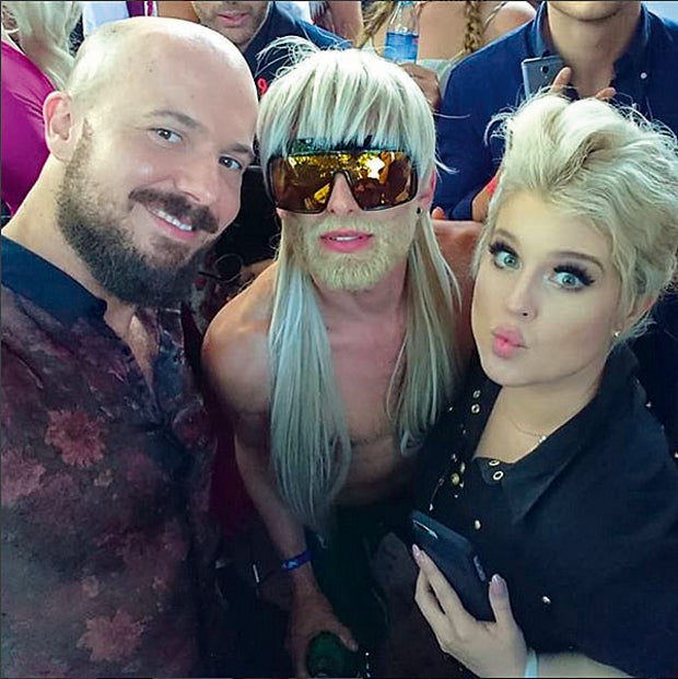 Conchita feiert wilde Oben-ohne-Party