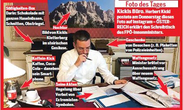 Kickl zeigt seinen Büro-Schreibtisch