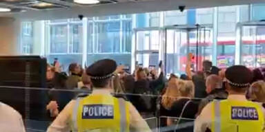 Impfgegner st&uuml;rmten Foyer von TV-Sender in London