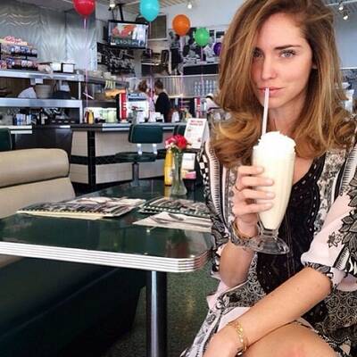 Models essen Junk-Food