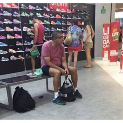 Männer beim Shopping