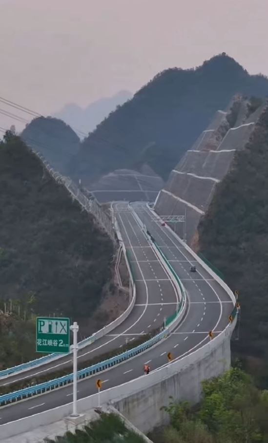 So spaltet China Berge für die höchste Brücke der Welt