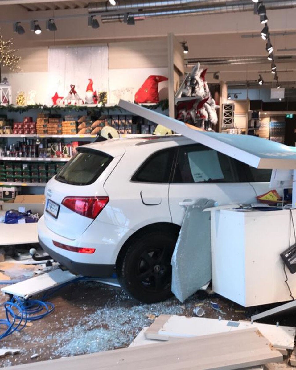 Luxus-BMW-Lenkerin crasht in Tierhandlung