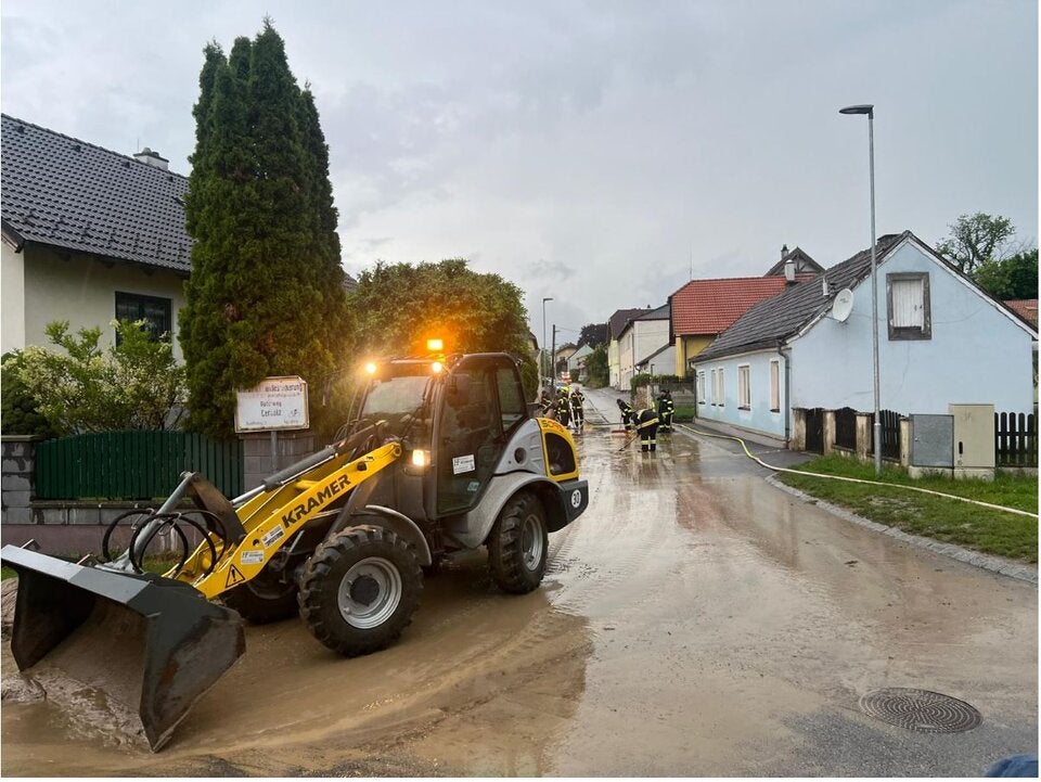 Heftige Regenmassen fluten Straßen im Bezirk Hollabrunn