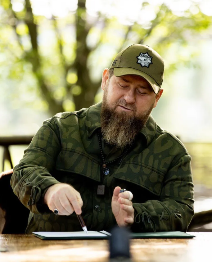 Kadyrow präsentiert sich in Luxus-Louis-Vuitton-Uniform