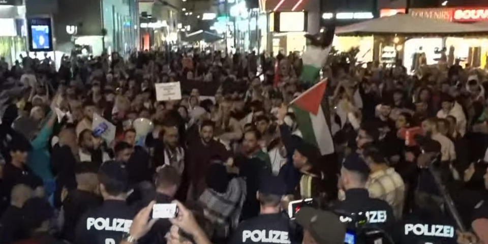 Wien: Pro-Hamas-Demonstranten skandieren 