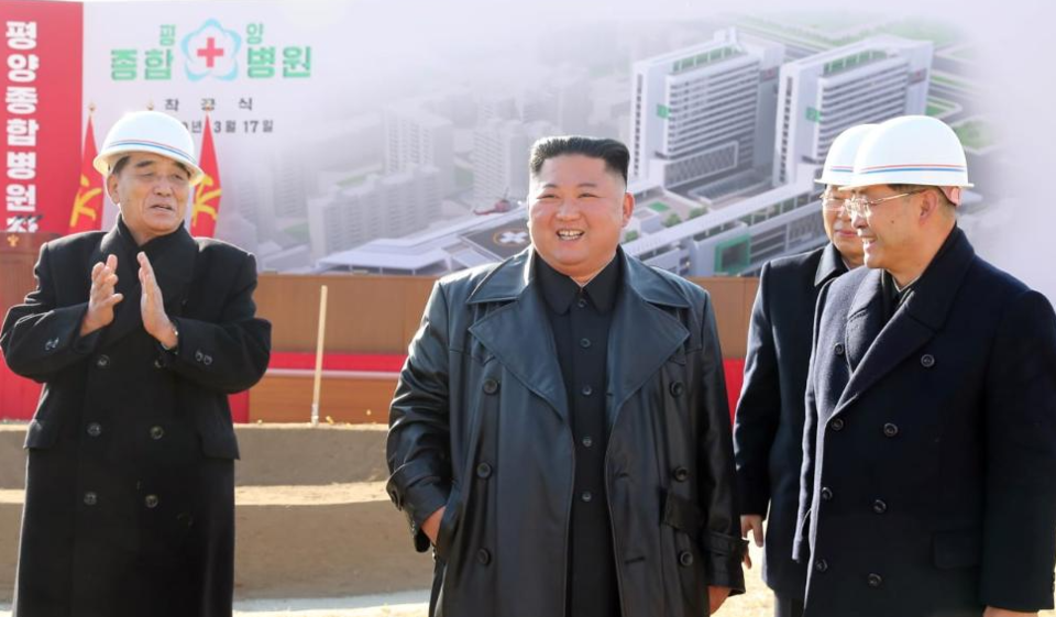 Kim Jong-un (2.v.l.) besichtigt eine Baustelle in einem schwarzen Ledermantel. Er ist übrigens der einzige, der solche Mäntel tragen darf. Für alle anderen ist es verboten.