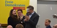 Torten-Attacke: FDP-Chef Lindner mit Schaum beworfen