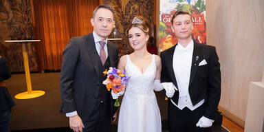 Staatsopern-Direktor Bogdan Roščić mit dem Debütanten-Paar Magdalena und Raymond