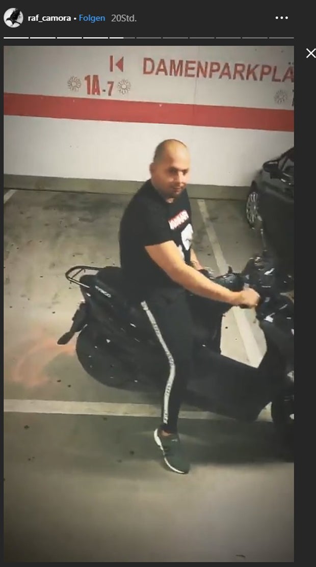 RAF Camora parkt mit Ferrari auf Damenparkplatz