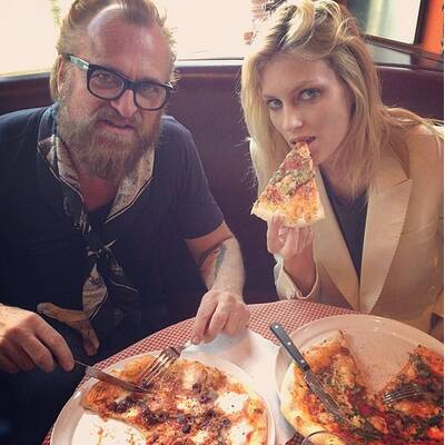 Models essen Junk-Food