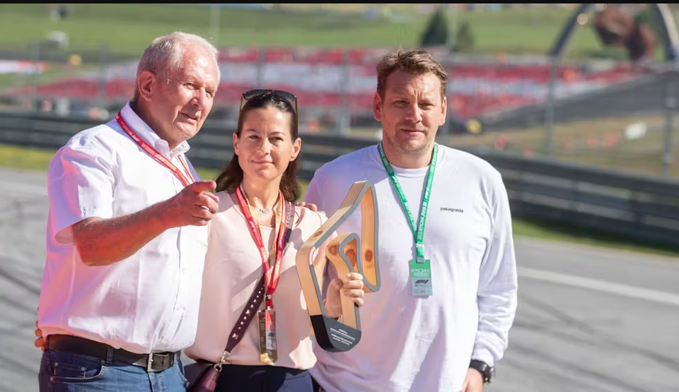 Lukas Lauda (rechts) beginnt bei KTM. Im Bild mit Birgit Lauda und Red-Bull-Racing-Profi Helmut Marko