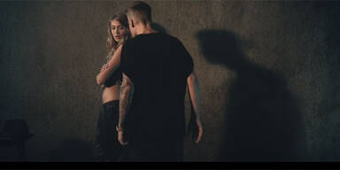 Justin Bieber schmust mit Model herum 