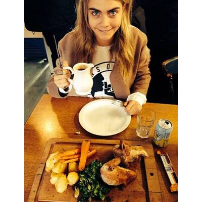 Models essen Junk-Food