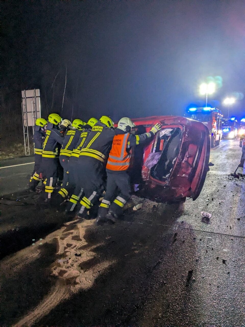 2 Verletzte nach Unfall auf der A1 bei St. Valentin - Trümmerfeld auf der Westautobahn