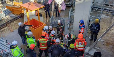 Arbeiter (34) st&uuml;rzte auf Stahlrohre in Baugrube: schwer verletzt