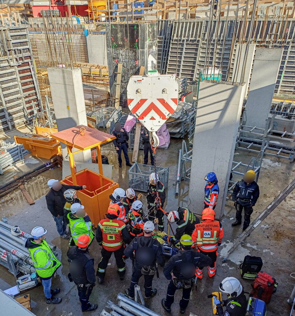 Arbeiter (34) stürzte auf Stahlrohre in Baugrube: schwer verletzt