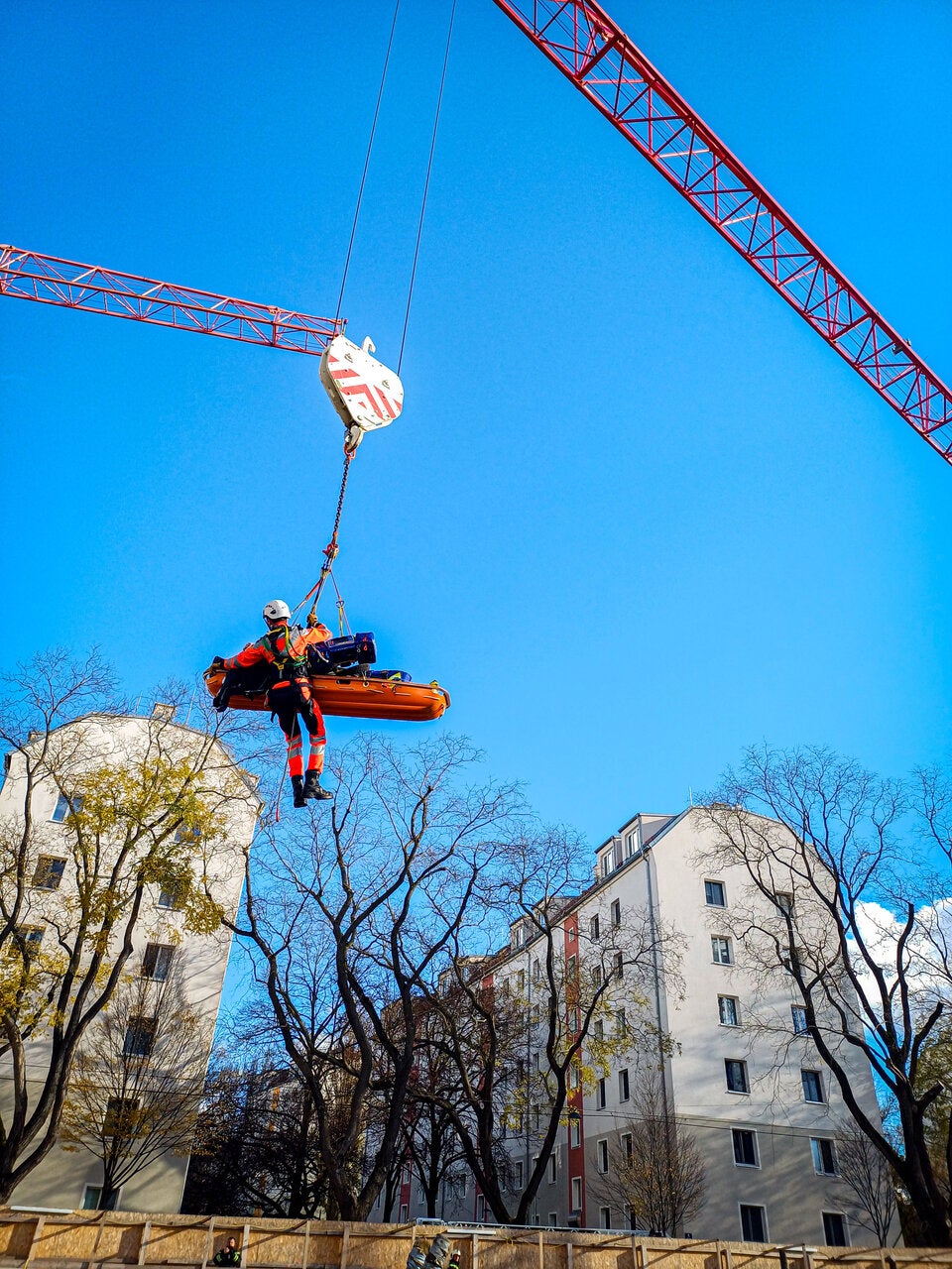 Arbeiter (34) stürzte auf Stahlrohre in Baugrube: schwer verletzt