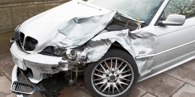 Horror-Crash in Frankfurt: Auto kracht auf Gehsteig und rast zwei Menschen tot