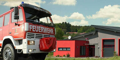 Auto gegen Schulbus: Kinder unverletzt