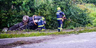 Pkw &uuml;berschlug sich bei Graz: 5 Schwerverletzte
