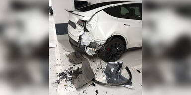 Bub (13) crashte Tesla in Tiefgarage