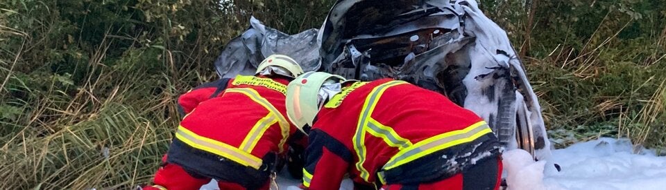 Drei Freunde verbrennen im Auto