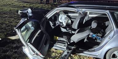 Auto knallte in Baum: F&uuml;nf Verletzte