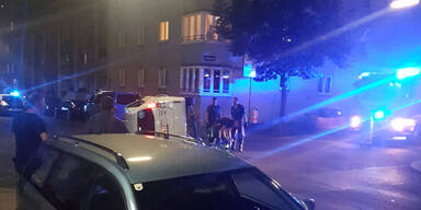 Taxifahrer überschlägt sich und crasht in Auto