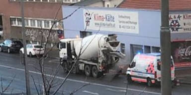 Radfahrer von Betonmischer erfasst - tot