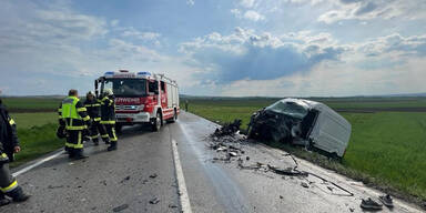 Auto prallt gegen Klein-Lkw - Lenker (36) tot