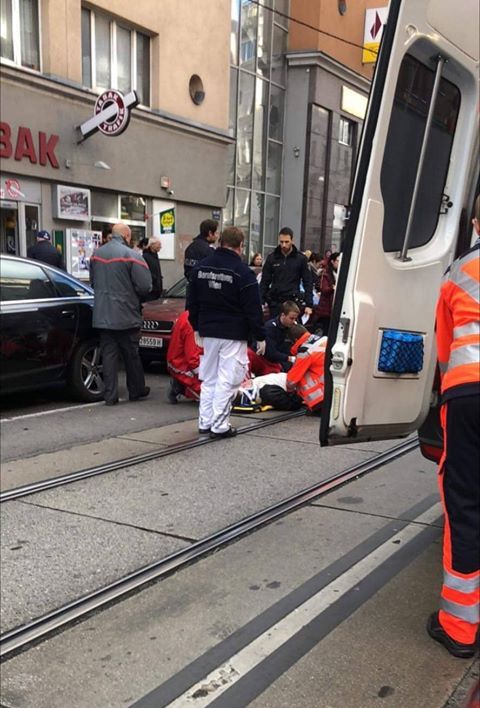 Auto überfährt Fußgänger mitten in Wien