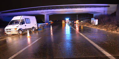 Pkw stürzt von Ladefläche und löst Horror-Unfall aus