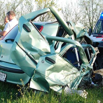 Verkehrsunfall mit Menschenrettung auf der B16 