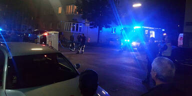 Taxifahrer überschlägt sich und crasht in Auto