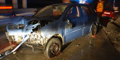 Pkw stürzt von Ladefläche und löst Horror-Unfall aus